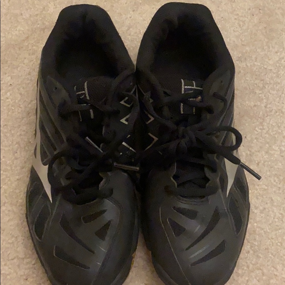 mizuno black volleyball sneakers
